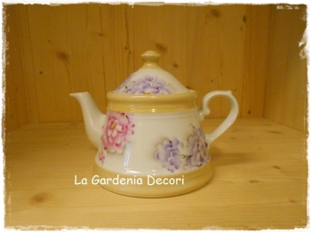 Teiera da fuoco con peonie