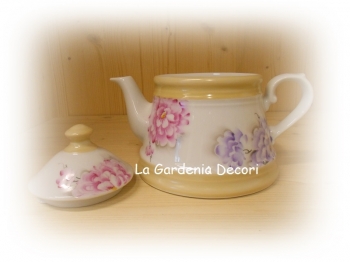 Teiera da fuoco con peonie