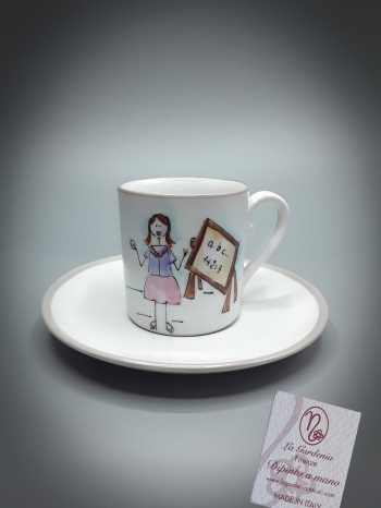 Tazzina da caffè con piatto maestra e lavagna