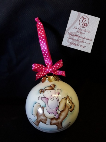 Palla con bimba su cavallo a dondolo