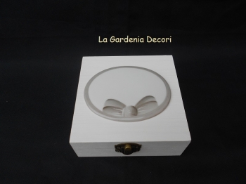 scatola in legno con fiocco