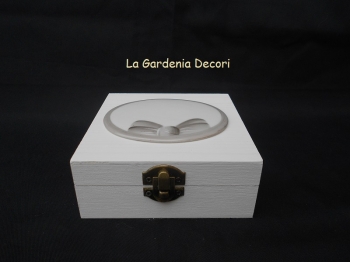 scatola in legno con fiocco