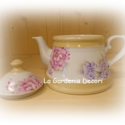 Teiera da fuoco con peonie